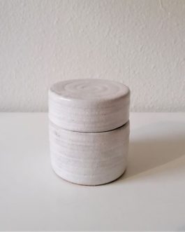Petite boîte blanche en céramique
